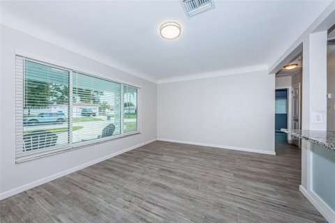 House in Saint Petersburg, Florida 3 bedrooms, 145.11 sq.m. № 2389466 - photo 19