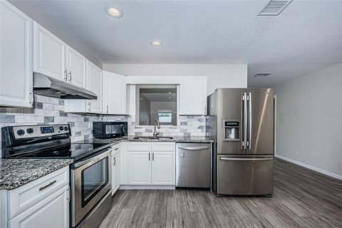 House in Saint Petersburg, Florida 3 bedrooms, 145.11 sq.m. № 2389466 - photo 13