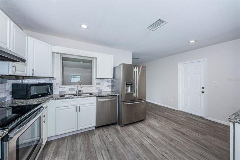 House in Saint Petersburg, Florida 3 bedrooms, 145.11 sq.m. № 2389466 - photo 10