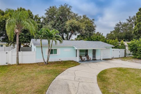 House in Saint Petersburg, Florida 3 bedrooms, 145.11 sq.m. № 2389466 - photo 5