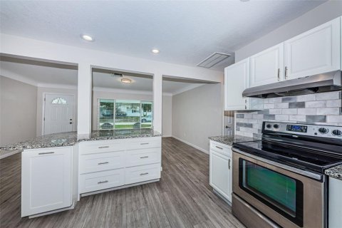 House in Saint Petersburg, Florida 3 bedrooms, 145.11 sq.m. № 2389466 - photo 7
