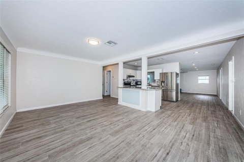 House in Saint Petersburg, Florida 3 bedrooms, 145.11 sq.m. № 2389466 - photo 14