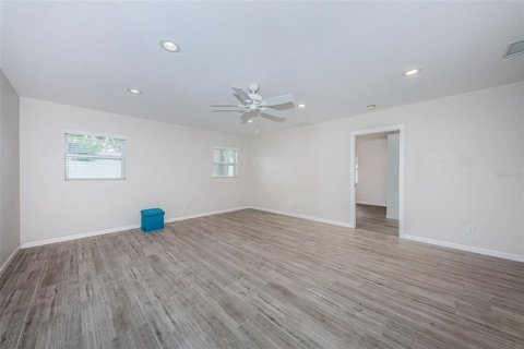 House in Saint Petersburg, Florida 3 bedrooms, 145.11 sq.m. № 2389466 - photo 21