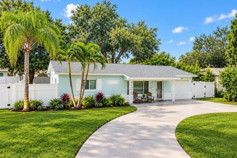 House in Saint Petersburg, Florida 3 bedrooms, 145.11 sq.m. № 2389466 - photo 3
