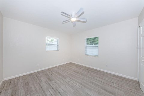 House in Saint Petersburg, Florida 3 bedrooms, 145.11 sq.m. № 2389466 - photo 22