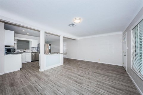 House in Saint Petersburg, Florida 3 bedrooms, 145.11 sq.m. № 2389466 - photo 11