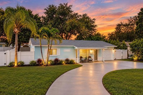 House in Saint Petersburg, Florida 3 bedrooms, 145.11 sq.m. № 2389466 - photo 2