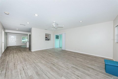 House in Saint Petersburg, Florida 3 bedrooms, 145.11 sq.m. № 2389466 - photo 20