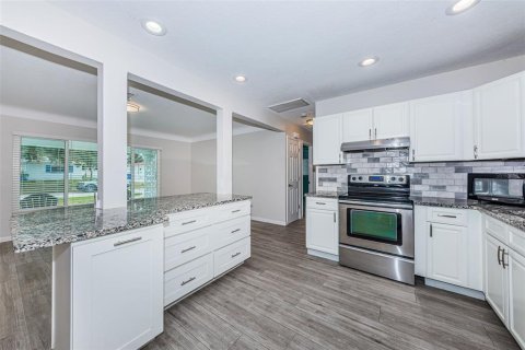 House in Saint Petersburg, Florida 3 bedrooms, 145.11 sq.m. № 2389466 - photo 8