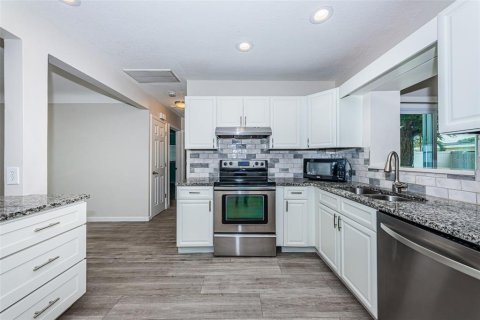 House in Saint Petersburg, Florida 3 bedrooms, 145.11 sq.m. № 2389466 - photo 6