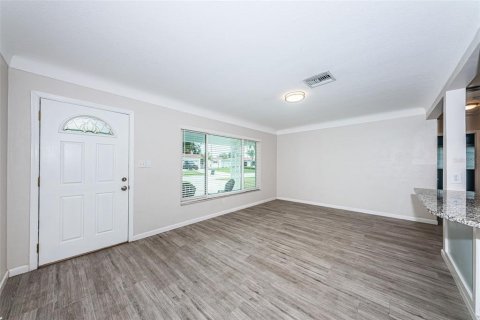 House in Saint Petersburg, Florida 3 bedrooms, 145.11 sq.m. № 2389466 - photo 17