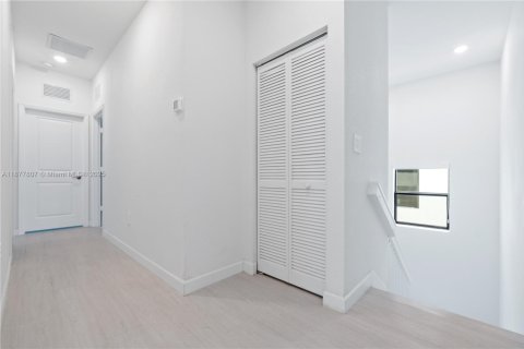 House in Homestead, Florida 5 bedrooms, 276.29 sq.m. № 1942349 - photo 16