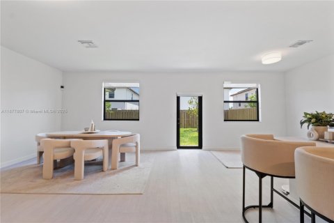 House in Homestead, Florida 5 bedrooms, 276.29 sq.m. № 1942349 - photo 9