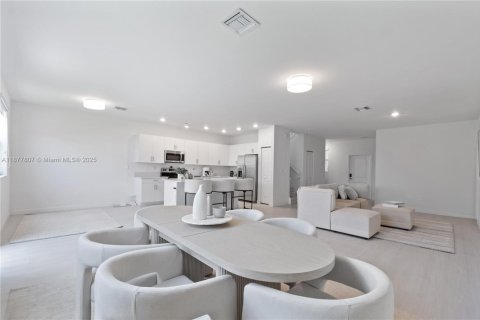 House in Homestead, Florida 5 bedrooms, 276.29 sq.m. № 1942349 - photo 7