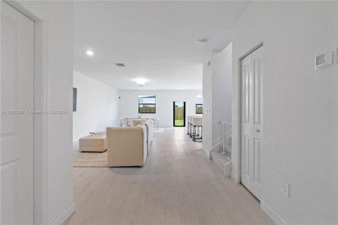 House in Homestead, Florida 5 bedrooms, 276.29 sq.m. № 1942349 - photo 4