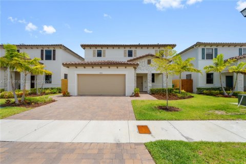 House in Homestead, Florida 5 bedrooms, 276.29 sq.m. № 1942349 - photo 1