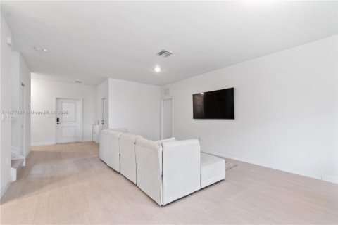 House in Homestead, Florida 5 bedrooms, 276.29 sq.m. № 1942349 - photo 6
