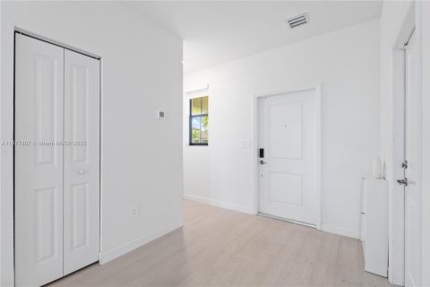 House in Homestead, Florida 5 bedrooms, 276.29 sq.m. № 1942349 - photo 15