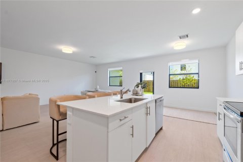 House in Homestead, Florida 5 bedrooms, 276.29 sq.m. № 1942349 - photo 12