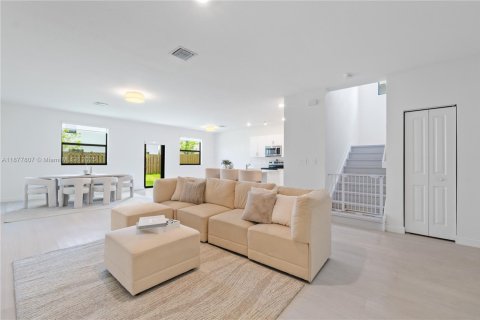House in Homestead, Florida 5 bedrooms, 276.29 sq.m. № 1942349 - photo 14