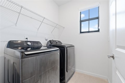 Casa en venta en Homestead, Florida, 5 dormitorios, 276.29 m2 № 1942349 - foto 17