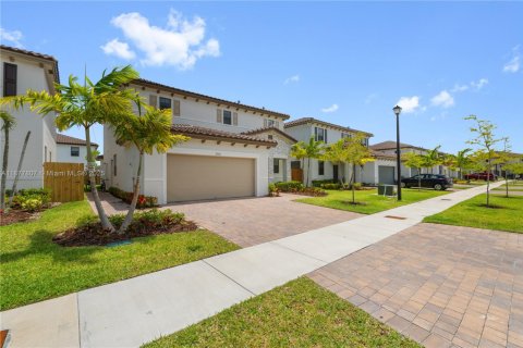 House in Homestead, Florida 5 bedrooms, 276.29 sq.m. № 1942349 - photo 2