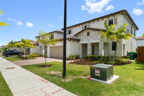 House in Homestead, Florida 5 bedrooms, 276.29 sq.m. № 1942349 - photo 3