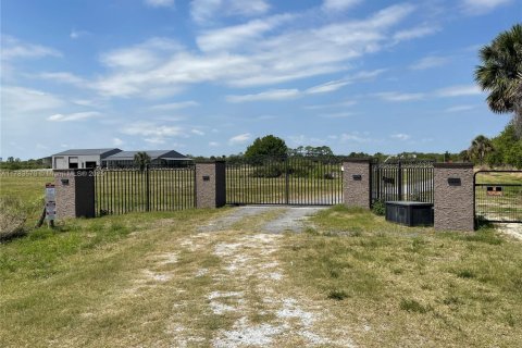 Купить коммерческую недвижимость в Виро-Бич, Флорида № 1958433 - фото 1