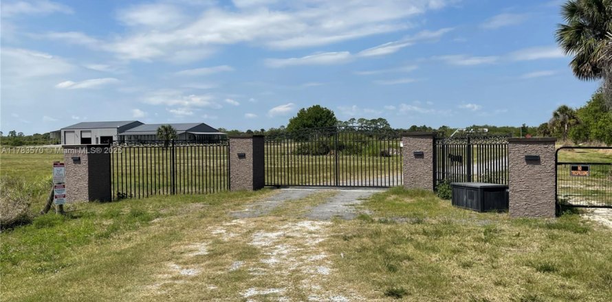 Коммерческая недвижимость в Виро-Бич, Флорида № 1958433