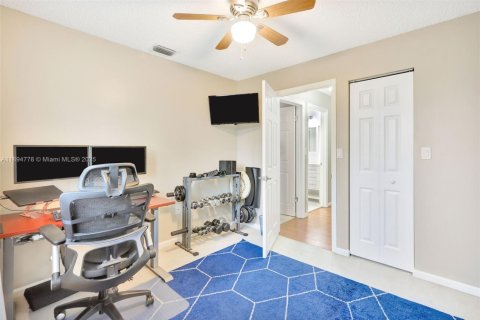 House in Miami, Florida 4 bedrooms, 193.61 sq.m. № 1948643 - photo 16