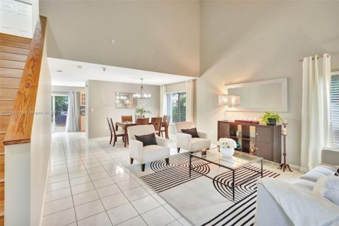 House in Miami, Florida 4 bedrooms, 193.61 sq.m. № 1948643 - photo 3