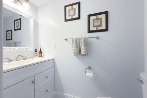 House in Miami, Florida 4 bedrooms, 193.61 sq.m. № 1948643 - photo 9