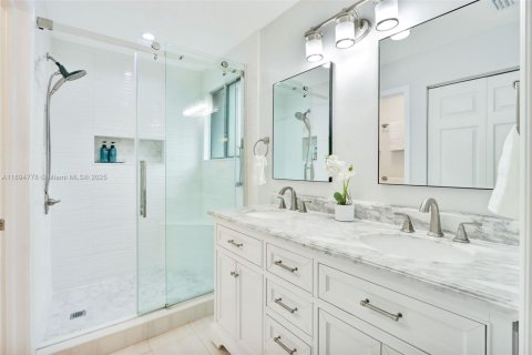 House in Miami, Florida 4 bedrooms, 193.61 sq.m. № 1948643 - photo 11