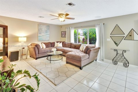 House in Miami, Florida 4 bedrooms, 193.61 sq.m. № 1948643 - photo 6
