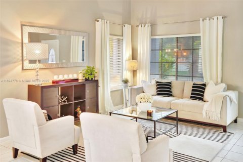 House in Miami, Florida 4 bedrooms, 193.61 sq.m. № 1948643 - photo 2