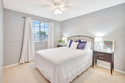 House in Miami, Florida 4 bedrooms, 193.61 sq.m. № 1948643 - photo 13