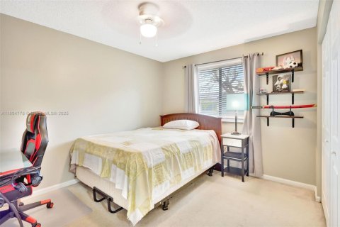 House in Miami, Florida 4 bedrooms, 193.61 sq.m. № 1948643 - photo 15