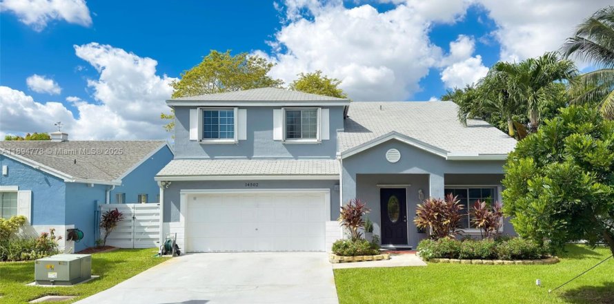 House in Miami, Florida 4 bedrooms, 193.61 sq.m. № 1948643
