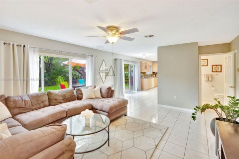 House in Miami, Florida 4 bedrooms, 193.61 sq.m. № 1948643 - photo 7