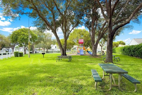 House in Miami, Florida 4 bedrooms, 193.61 sq.m. № 1948643 - photo 18