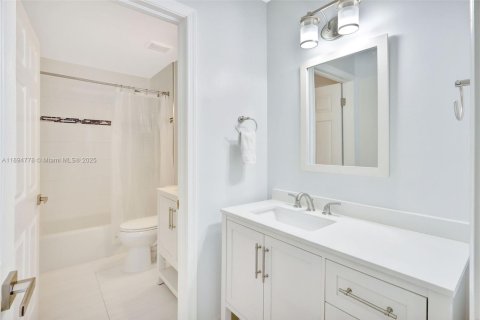 House in Miami, Florida 4 bedrooms, 193.61 sq.m. № 1948643 - photo 14