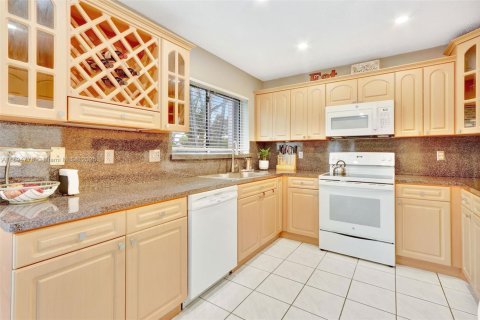 House in Miami, Florida 4 bedrooms, 193.61 sq.m. № 1948643 - photo 8