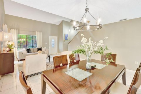 House in Miami, Florida 4 bedrooms, 193.61 sq.m. № 1948643 - photo 4