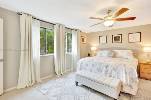 House in Miami, Florida 4 bedrooms, 193.61 sq.m. № 1948643 - photo 10