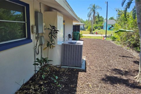 House in Port Charlotte, Florida 2 bedrooms, 121.14 sq.m. № 1886993 - photo 17
