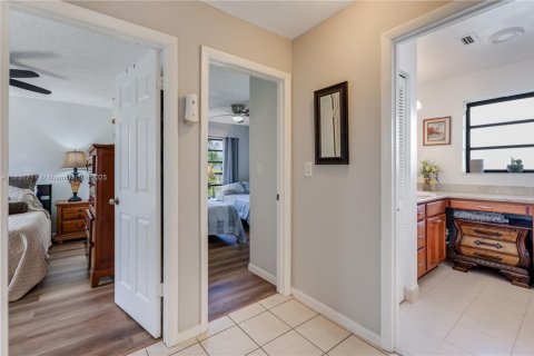 House in Miami, Florida 4 bedrooms, 194.91 sq.m. № 1489818 - photo 14
