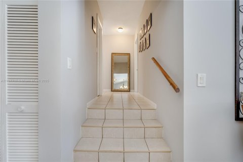 House in Miami, Florida 4 bedrooms, 194.91 sq.m. № 1489818 - photo 10