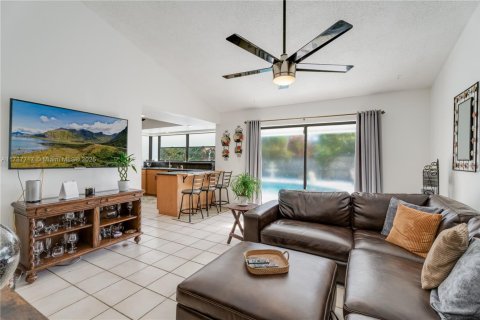 House in Miami, Florida 4 bedrooms, 194.91 sq.m. № 1489818 - photo 25