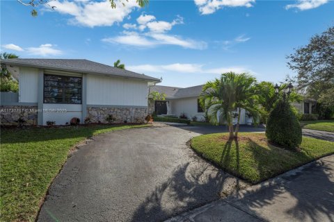 House in Miami, Florida 4 bedrooms, 194.91 sq.m. № 1489818 - photo 6