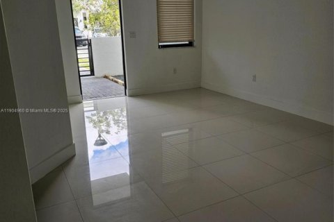 Touwnhouse à louer à Miami, Floride: 3 chambres, 164.99 m2 № 1955175 - photo 2
